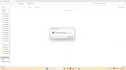 Zrzut ekranu z oknem błędu Windows Script Host na tle pustego folderu w Windows 11.
