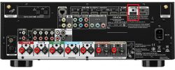 Panel tylny amplitunera z podświetlonym wyjściem HDMI.