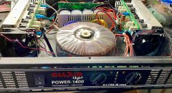 Wnętrze wzmacniacza Cloud Night Power-1400 z widocznym dużym transformatorem toroidalnym i modułami elektronicznymi.