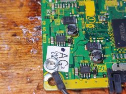 Fragment płytki drukowanej z komponentami elektronicznymi.