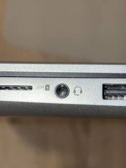 Usunięcie kuli żelu krzemionkowego z portu jack w laptopie Dell