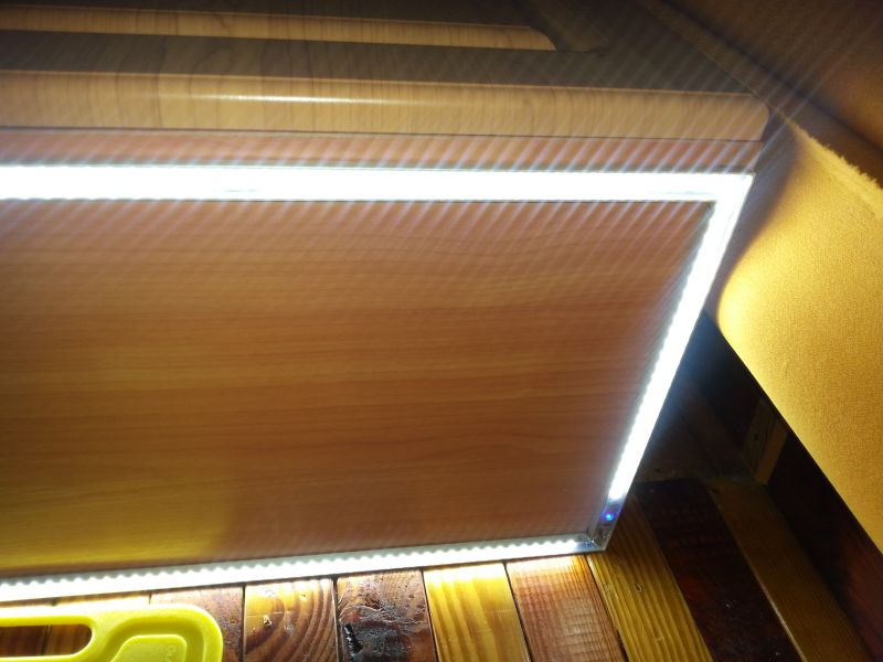 SGL8022W - prosta, dotykowa aplikacja oświetlenia szafki w kuchni