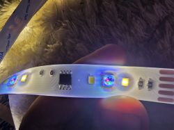 LED-Streifen mit sichtbaren Dioden und einem integrierten Schaltkreis.