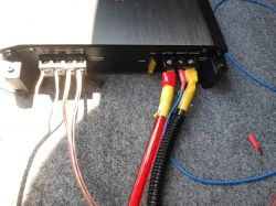 Wzmacniacz Alpine BBXT600 i głośniki Audison 100W: strojenie basu i eliminacja trzasków