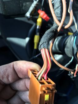 VW T5 2003 - kostka ISO - nietypowy układ kolorów. Nie działają głośniki i bas.