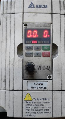 Panel falownika Delta VFD‑M z wyświetlaczem LED „0.0 0” i przyciskami RUN/STOP
