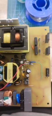 Płytka drukowana z elementami elektronicznymi wewnątrz zasilacza do Xbox 360 Slim.