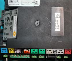 Panel sterownika Somfy z listwą zaciskową i oznaczeniami ANT, BUS, M1, M2, BATT, LIGHT, 230V