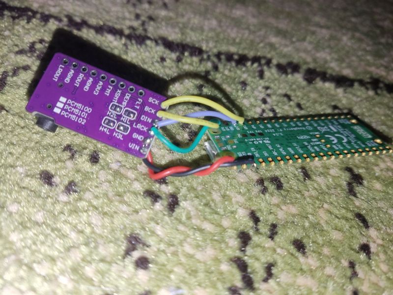 Płytka z przetwornikiem PCM5102A połączona z RaspBerry Pi Pico 2W.