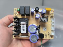 Płytka drukowana generatora chloru Intex 5220 z widocznymi komponentami elektronicznymi.
