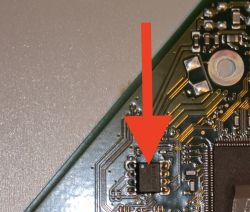 Zdjęcie płytki PCB z zaznaczonym elementem elektronicznym.