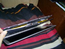 MacBook Air z wybrzuszoną obudową z powodu spuchniętej baterii