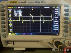 Oscyloskop Rigol DS1054Z pokazujący przebieg sygnału.