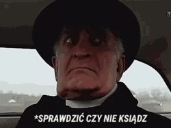 Starszy mężczyzna w sutannie i kapeluszu siedzi w samochodzie; podpis: SPRAWDZIĆ CZY NIE KSIĄDZ.