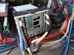 Gdzie podłączyć przewód? - Odpięty przewód od stycznika