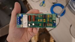 Płytka elektroniczna z komponentami w ręku