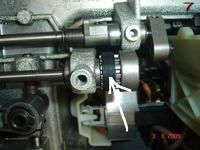 Zbliżenie mechanizmu maszyny do szycia z zaznaczonym paskiem zębatym