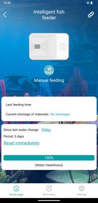 Smart fish feeder app displaying information on last feeding and water cleanliness.