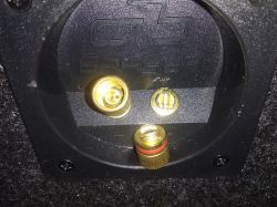 Jak naprawić urwany zatrzask w subwooferze Kenwood W112S?