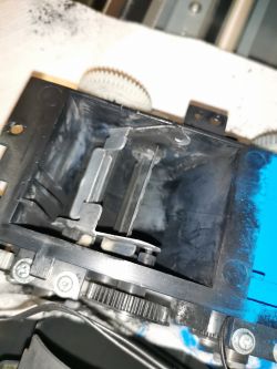 Zbliżenie na mechanizm drukarki z elementem magnetycznym.