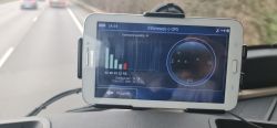 Tablet Samsung z informacjami o sygnale GPS w pojeździe Tablet Samsung z aplikacją GPS pokazującą 4 satelity i dokładność DUŻA