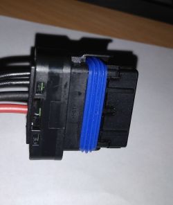 Jak wyjąć przewody z terminalami z złącza SICMA 6 pin?