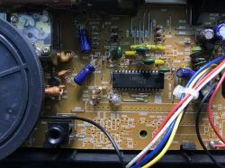 Wnętrze radiobudzika z widocznym układem LM8562 i elementami elektronicznymi.