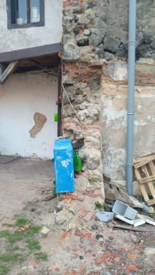 Skrzynka ZK w elewacji – czy należy do dostawcy energii czy zarządcy budynku?