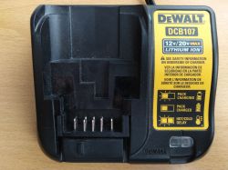 Naprawa ładowarki DeWalt DCB107, porównanie wersji EU i USA, przeróbka na 230V Naprawa ładowarki DeWalt DCB107, porównanie wersji EU i USA, przeróbka na 230V