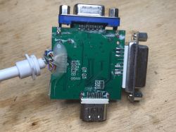 Wnętrze trzech różnych przejściówek Mini Display Port na VGA Wnętrze trzech różnych przejściówek Mini Display Port na VGA