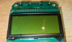 Zbliżenie na zielony wyświetlacz LCD na płytce drukowanej urządzenia elektronicznego