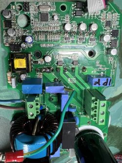 Płytka elektroniczna do pompy obiegowej z widocznymi elementami elektronicznymi.