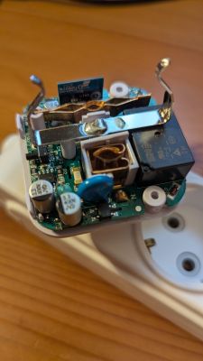 Internal view of the disassembled CATA CT-4010 smart plug showing CB2S module