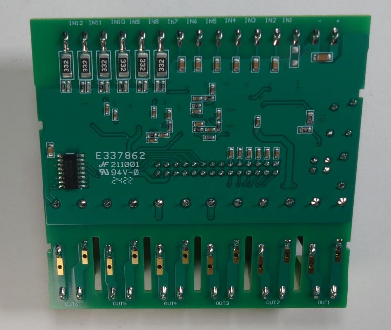 Płytka drukowana PCB z elementami elektronicznymi i oznaczeniami wejść oraz wyjść.