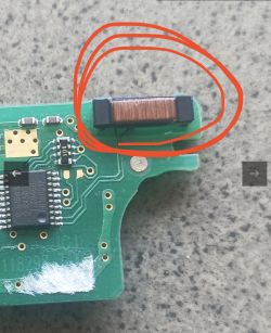 Zdjęcie płytki drukowanej z zaznaczoną cewką w czerwonym kółku.