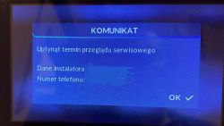 Ekran komunikatu o upływie terminu przeglądu serwisowego na sterowniku Tech ST-9704.