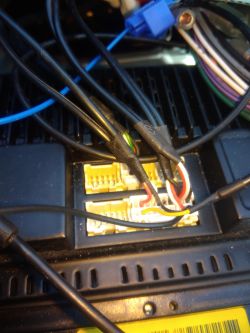 Czarny ekran w chińskim radiu no name przy wstecznym - zimne luty?