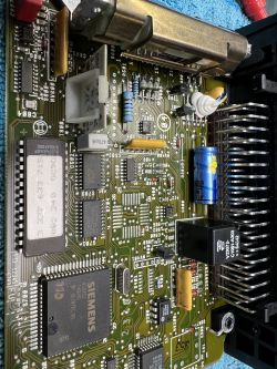 Zbliżenie na płytę drukowaną z różnymi elementami elektronicznymi.