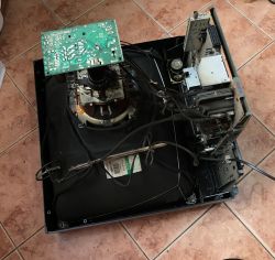 Wnętrze rozebranego telewizora kineskopowego Sony Trinitron z widocznymi obwodami