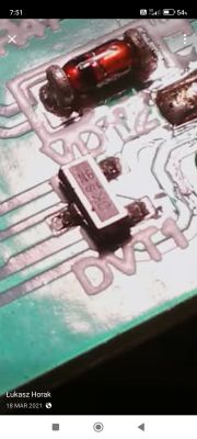 Zbliżenie płytki PCB z elementem SMD oznaczonym „N6” i szklaną diodą nad nim