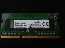 Moduł RAM marki Kingston umieszczony na czarnym tle