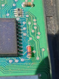 Mikroukład na zielonej płytce drukowanej z elementami elektronicznymi.