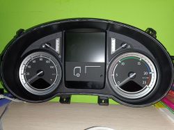 Licznik samochodowy DAF 106 XF 2015 na tle zielonej ściany.