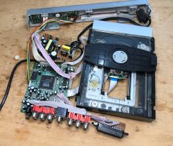 Stary DVD Wiwa HD-128U - wnętrze, obsługa wyświetlacza i klawiatury SM1628B