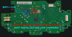 Płytka drukowana kontrolera PS4 z zaznaczonym kondensatorem