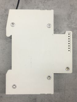 Widok zewnętrznej obudowy modułu EARU na szynę TH z widocznymi śrubami.