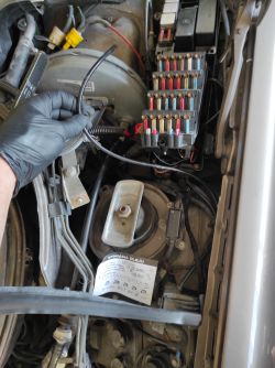 Lokalizacja podciśnienia w Mercedesie W124 rok 1988 3.0 benzyna - gdzie podłączyć przewód?