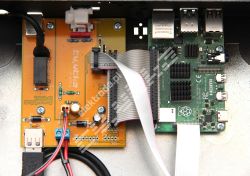 Zbliżenie na Raspberry Pi i płytkę interfejsową z wpiętymi przewodami