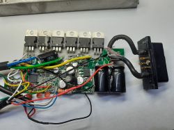 Widok zdemontowanego sterownika roweru elektrycznego z widocznymi komponentami elektronicznymi.
