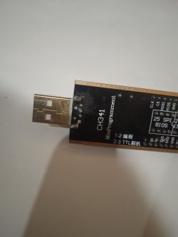 Adapter USB CH341 z widocznymi połączeniami lutowniczymi
